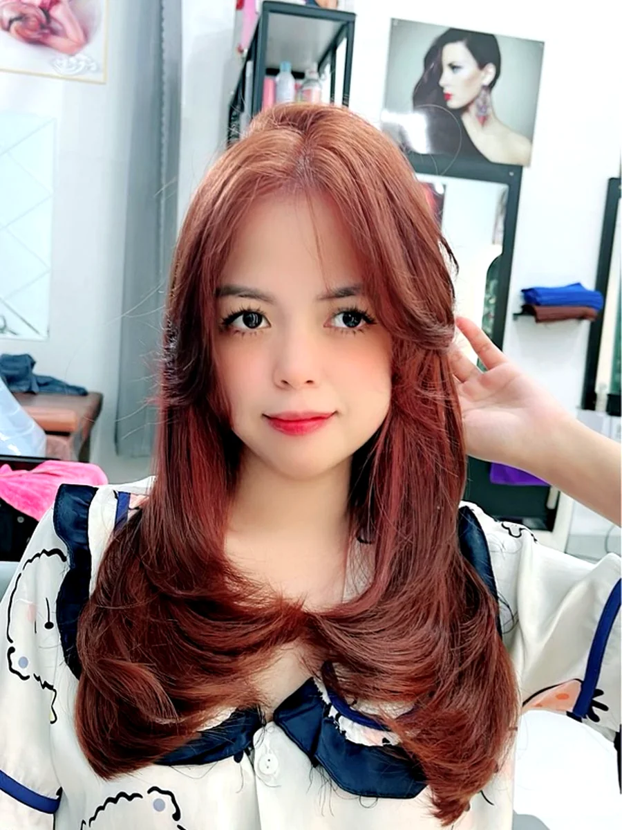 Khách hàng với mái tóc màu đồng được tạo kiểu tại Salon Tóc Bích