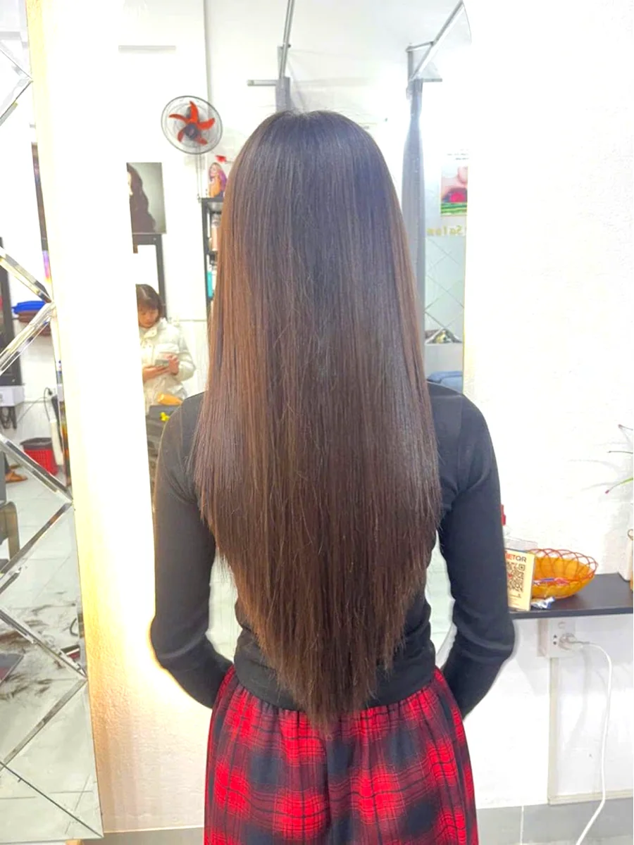 Mái tóc dài màu caramel nhìn từ sau