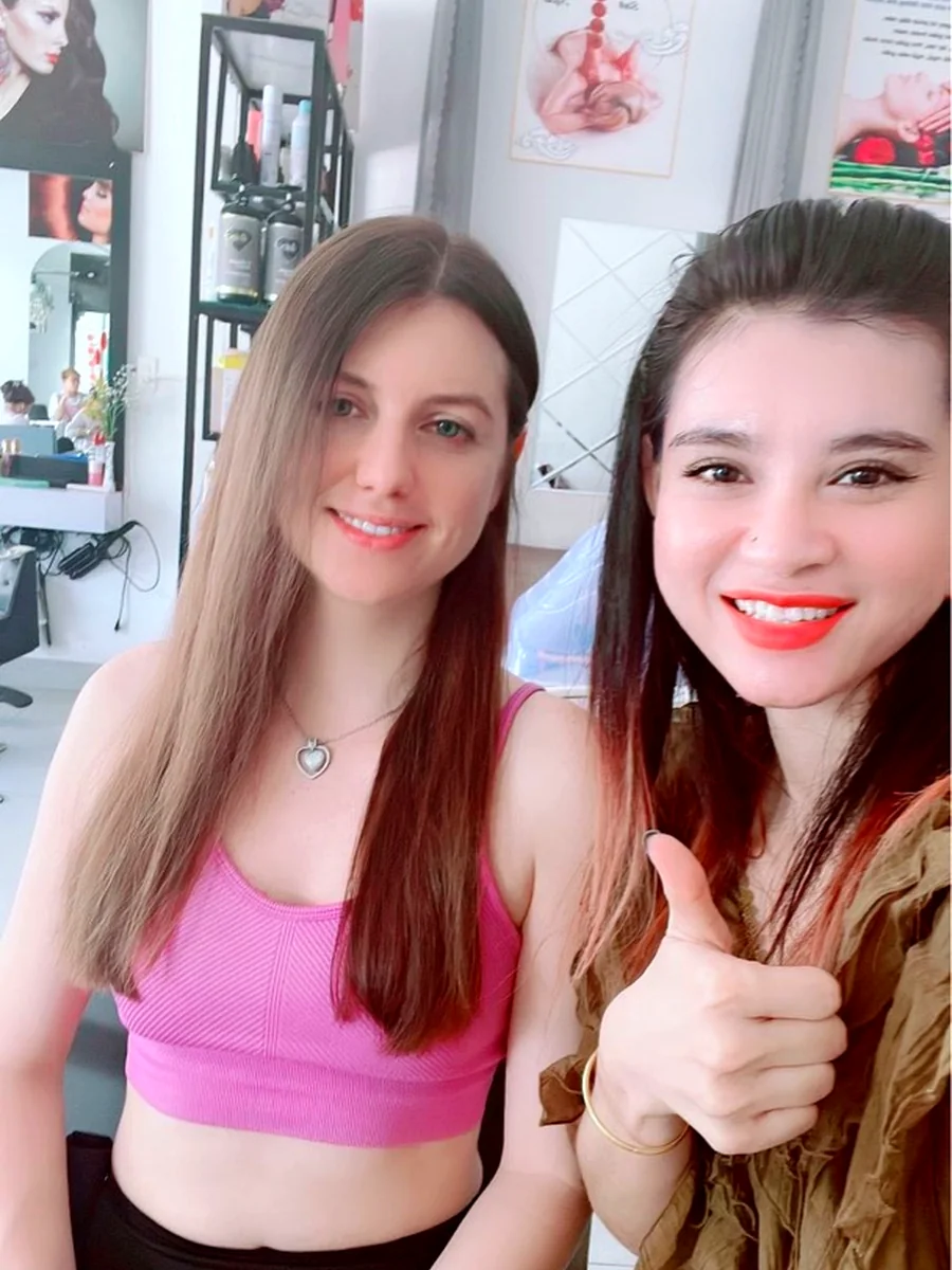 Chủ salon chụp cùng khách hàng