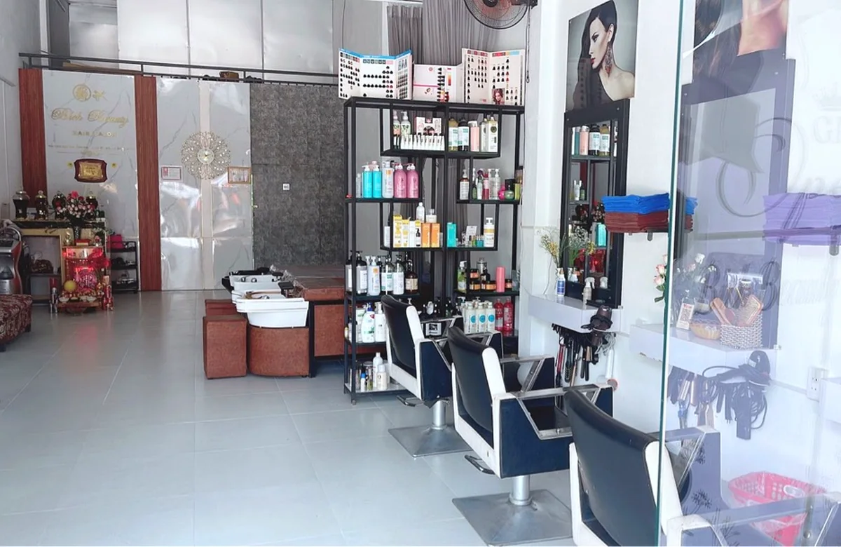 Khu vực ghế và sản phẩm trong salon