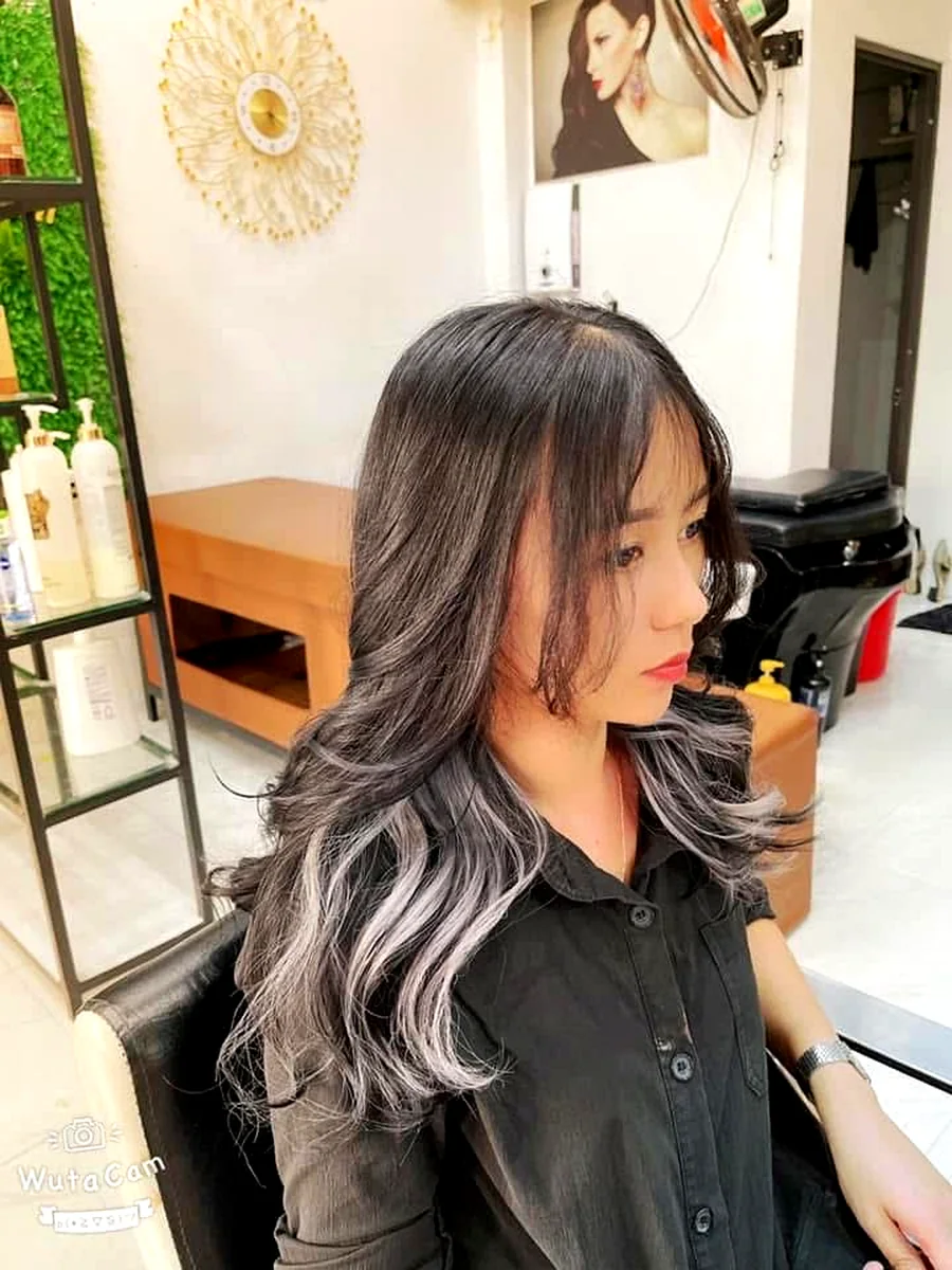 Mái tóc màu khói uốn nhẹ
